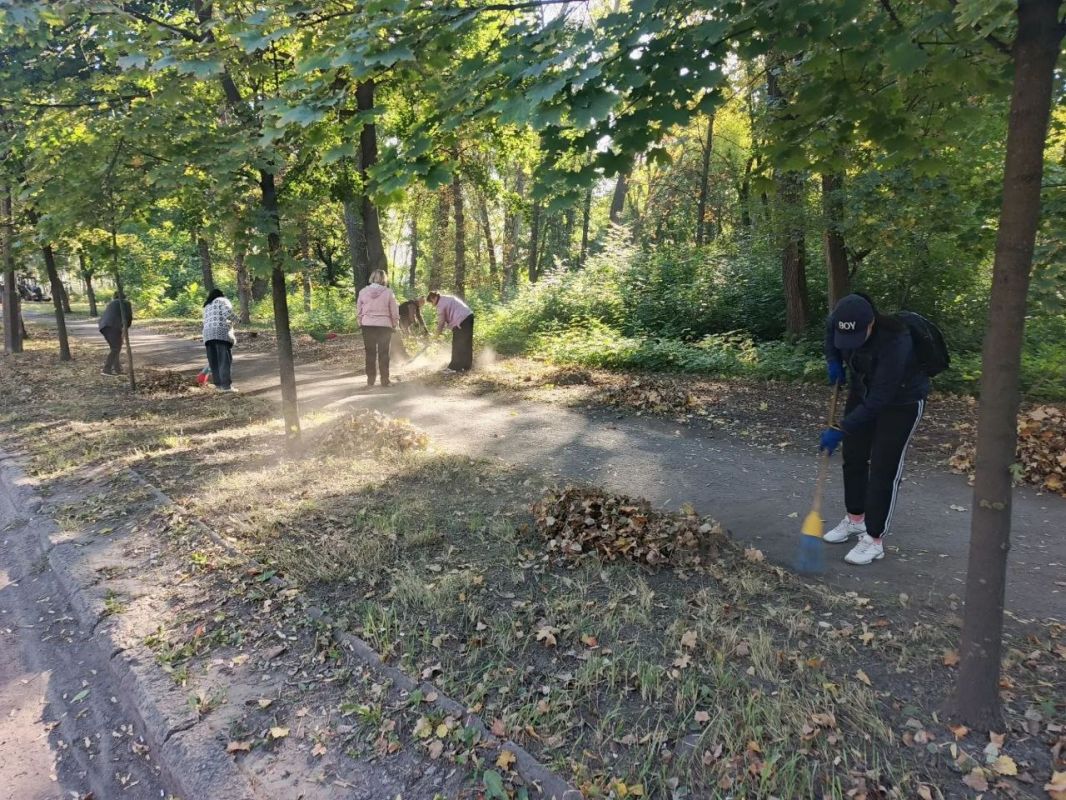 Сегодня, 3 октября 2026 года, в рамках проектов "Донбасс Наш Дом" и "Городская Среда", реализуемых Единой Россией, в Кировском районе города Донецк был проведен субботник Сегодня, 3 октября 2026 года, в рамках проектов "Донбасс Наш Дом" и "Городская Среда", реализуемых Единой Россией, в Кировском районе города Донецк был проведен субботник