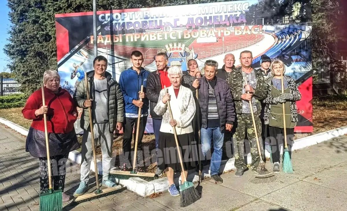 Сотрудники управления по физической культуре и спорту, а также спортивных учреждений приняли участие в субботнике Сотрудники управления по физической культуре и спорту, а также спортивных учреждений приняли участие в субботнике