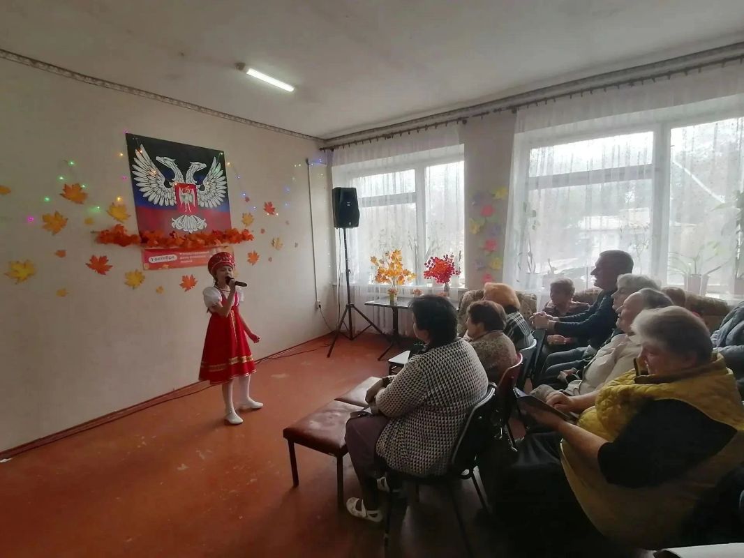 В Центре социального обслуживания населения Амвросиевского района прошел праздничный концерт В Центре социального обслуживания населения Амвросиевского района прошел праздничный концерт