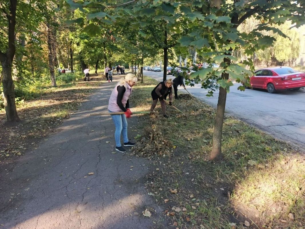 Сегодня, 3 октября 2026 года, в рамках проектов "Донбасс Наш Дом" и "Городская Среда", реализуемых Единой Россией, в Кировском районе города Донецк был проведен субботник Сегодня, 3 октября 2026 года, в рамках проектов "Донбасс Наш Дом" и "Городская Среда", реализуемых Единой Россией, в Кировском районе города Донецк был проведен субботник