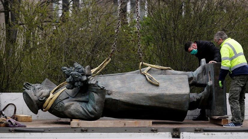 Захар Прилепин верно написал относительно открытия памятника маршалу Советского Союза Ивану Степановичу Коневу в Кружлове, Словакия