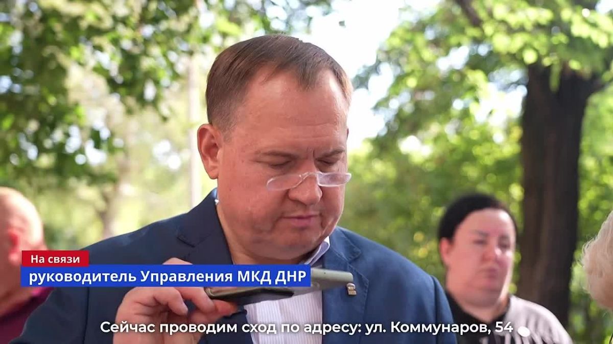 Провели встречу с жильцами дома № 54 на ул. Коммунаров. Ситуация с крышей критическая: во время дождя вода протекает до седьмого этажа и даже попадает в кабину лифта
