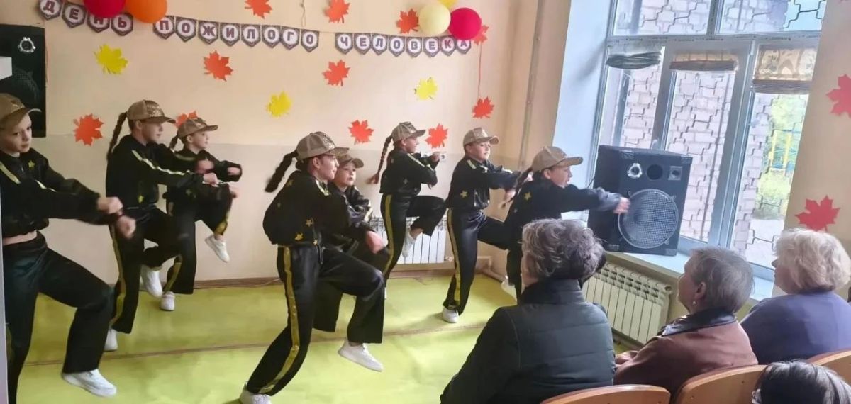 В Мариуполе праздничными концертами отметили Международный день пожилых людей В Мариуполе праздничными концертами отметили Международный день пожилых людей