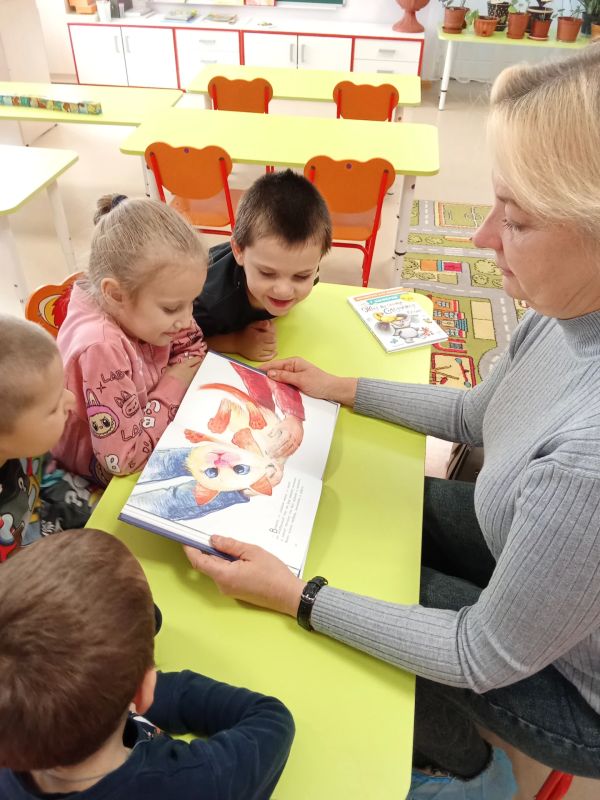 Сотрудник детской библиотеки-филиала провела для воспитанников ГКДОУ «Детский сад № 5 “Ладушки” г. о. Дебальцево» громкие чтения «Читайте с нами, читайте сами» Сотрудник детской библиотеки-филиала провела для воспитанников ГКДОУ «Детский сад № 5 “Ладушки” г. о. Дебальцево» громкие чтения «Читайте с нами, читайте сами»