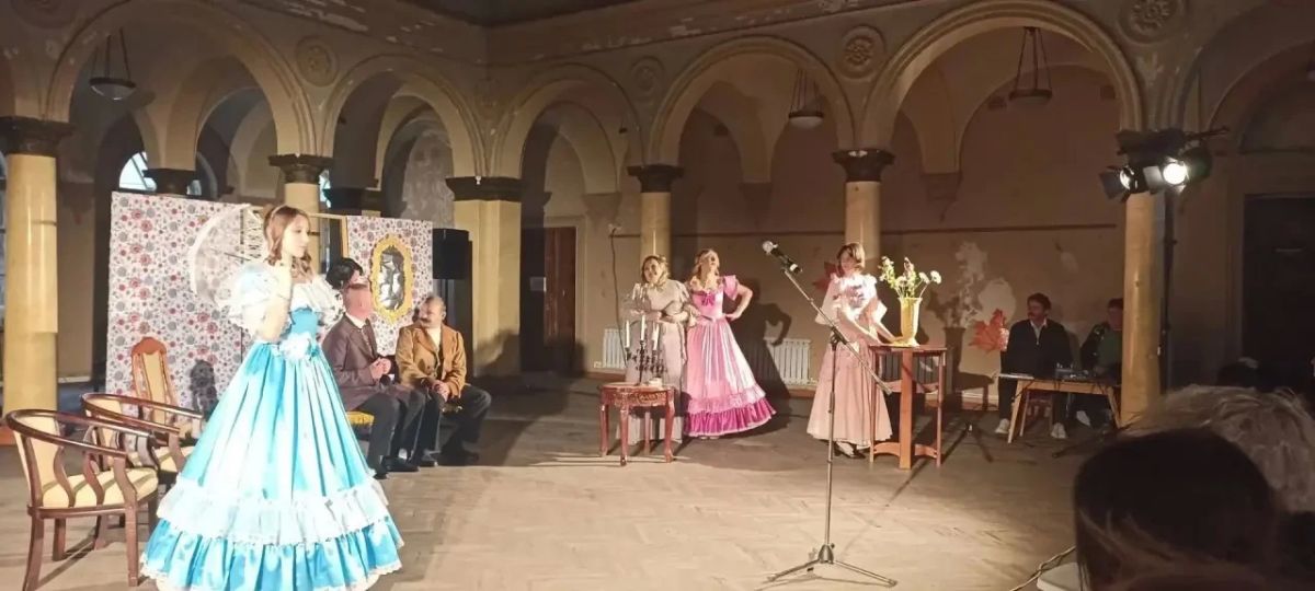 3 октября жители Зугрэса стали зрителями спектакля водевиль «Беда от нежного сердца» - Владимира Соллогуба 3 октября жители Зугрэса стали зрителями спектакля водевиль «Беда от нежного сердца» - Владимира Соллогуба