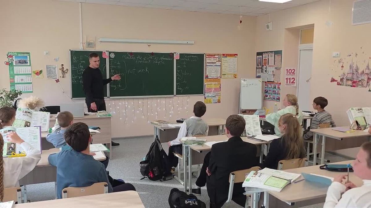 Завтра День учителя: а в Мариуполе уже поздравили педагогов