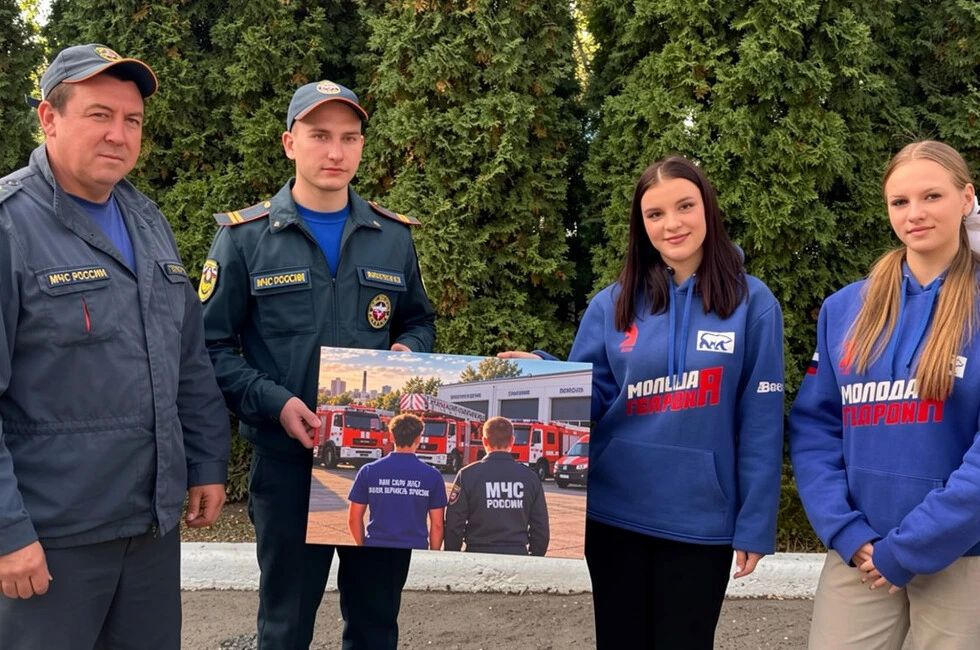 Молодогвардейцы ДНР поздравили пожарных с Днем гражданской обороны