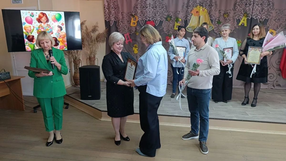 В Ждановке состоялся концерт «Праздничное настроение», посвященный Дню учителя В Ждановке состоялся концерт «Праздничное настроение», посвященный Дню учителя