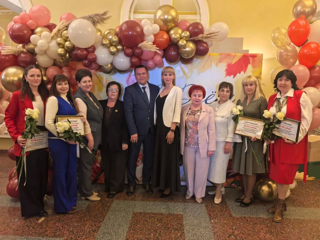 Сегодня в Донецке состоялось торжественное мероприятие по случаю Дня учителя