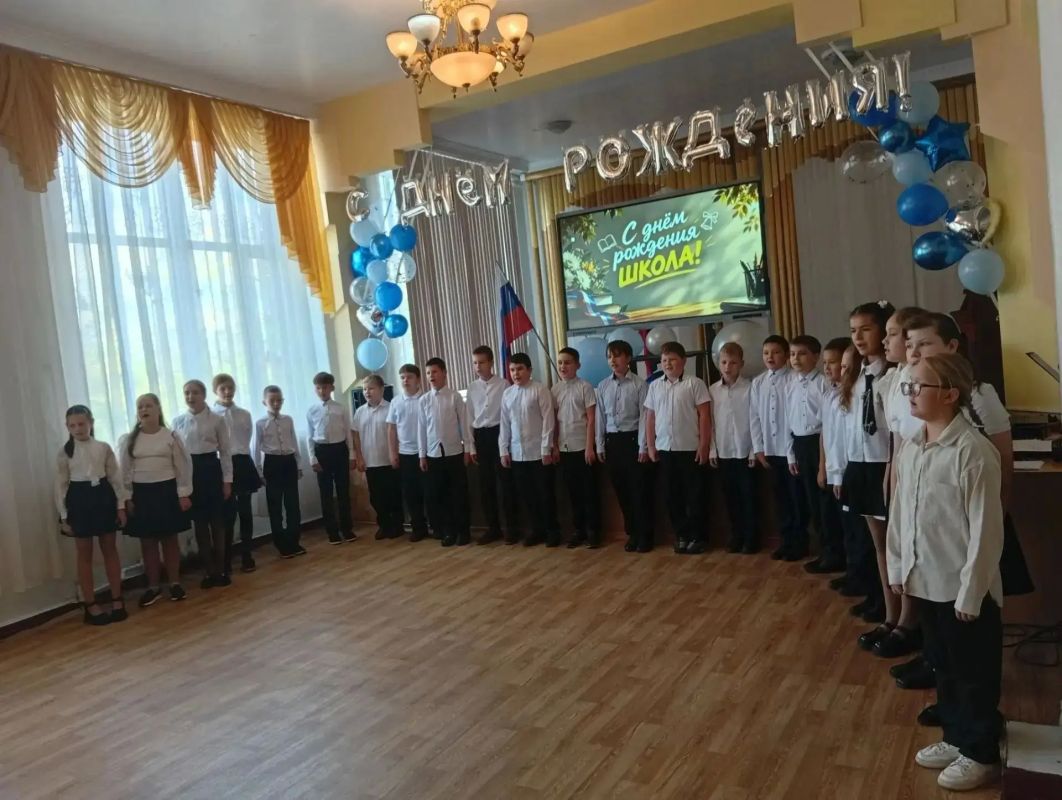 Школа Ждановки отпраздновала свой день рождения Школа Ждановки отпраздновала свой день рождения