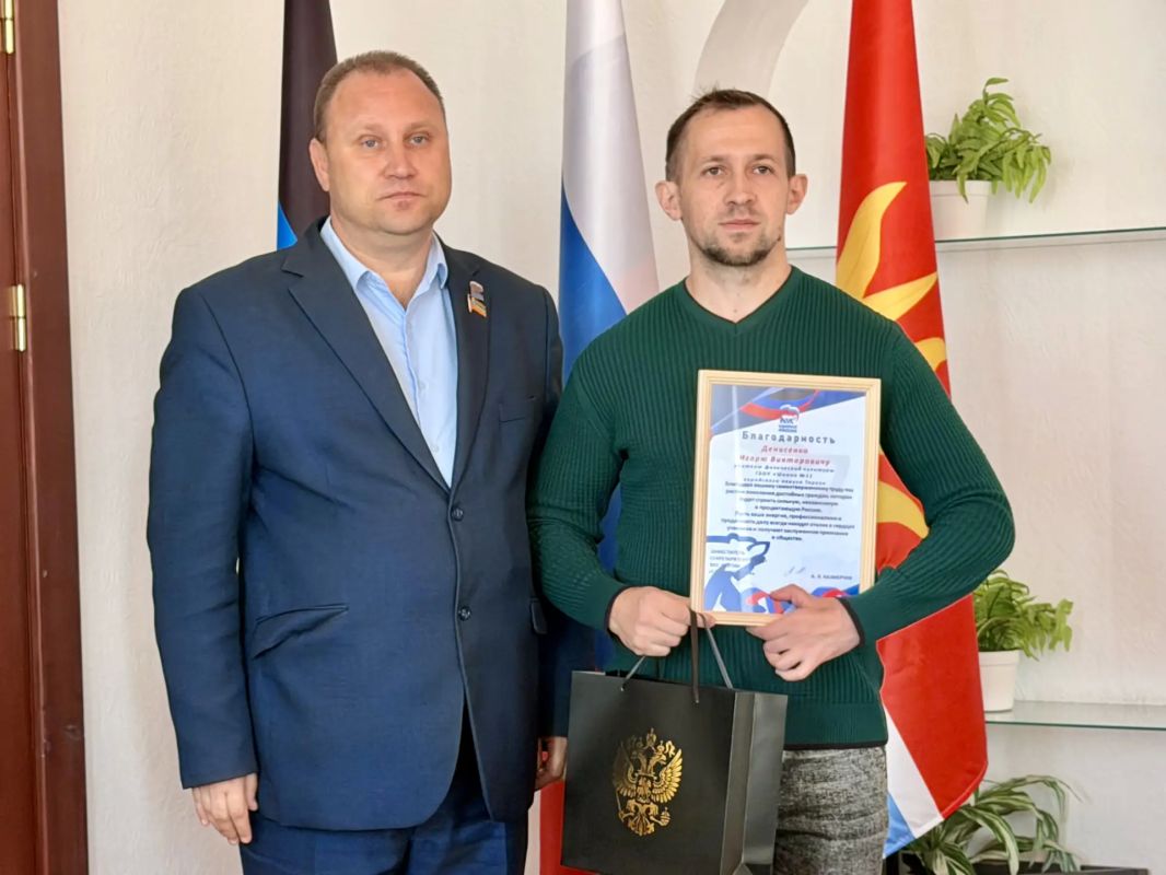 Сегодня, 5 октября, Артём Чесноков, Глава муниципального образования городского округа Торез, в День учителя поздравил работников образовательной сферы Сегодня, 5 октября, Артём Чесноков, Глава муниципального образования городского округа Торез, в День учителя поздравил работников образовательной сферы