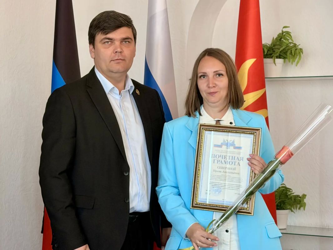 Сегодня, 5 октября, Артём Чесноков, Глава муниципального образования городского округа Торез, в День учителя поздравил работников образовательной сферы Сегодня, 5 октября, Артём Чесноков, Глава муниципального образования городского округа Торез, в День учителя поздравил работников образовательной сферы