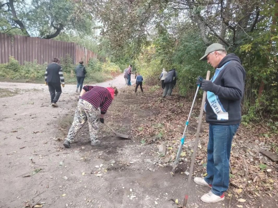 Роман Конев: Жители Центрально-Городского района Горловки вышли на уборку: в минувшие выходные силами ТОС было проведено два субботника Роман Конев: Жители Центрально-Городского района Горловки вышли на уборку: в минувшие выходные силами ТОС было проведено два субботника
