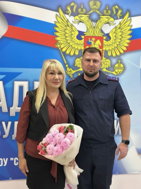 Сотрудники регионального следственного управления поздравили педагогов и руководителей учебных заведений с профессиональным праздником — Днём учителя