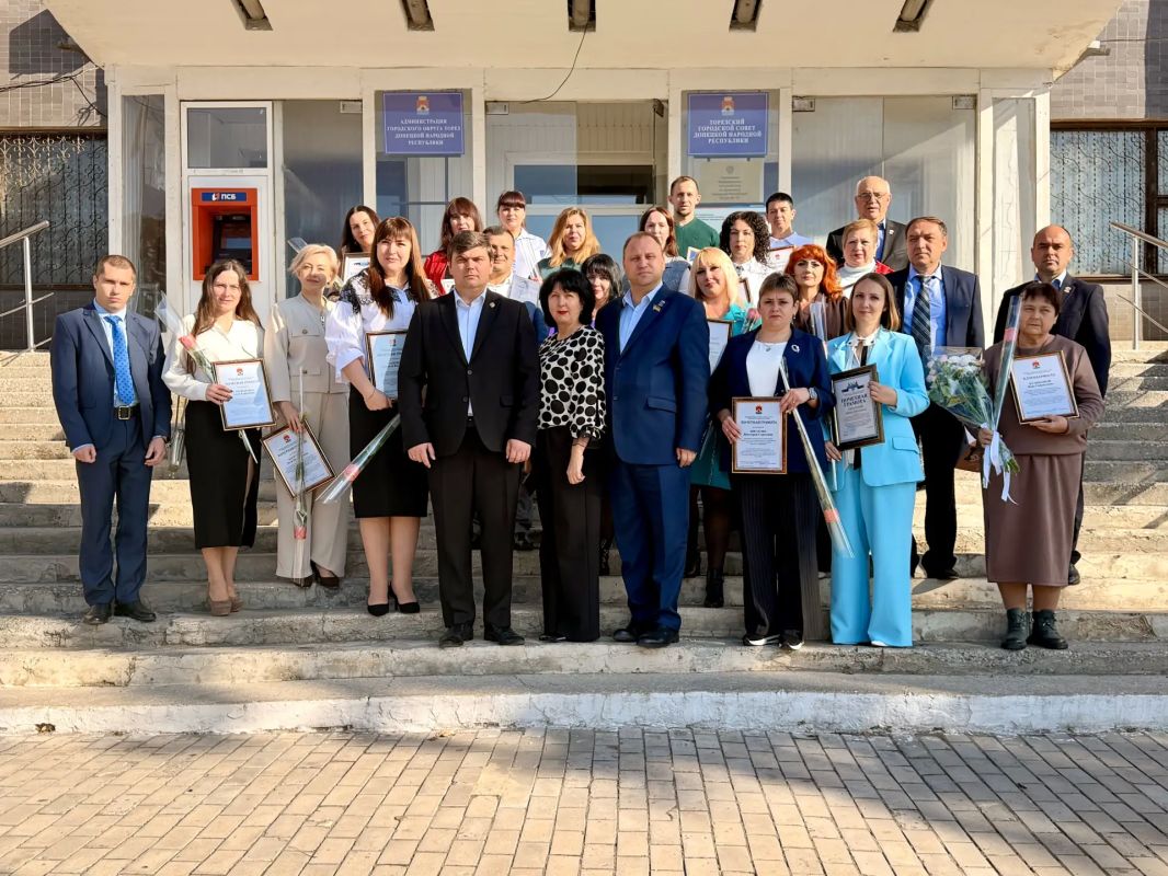 Сегодня, 5 октября, Артём Чесноков, Глава муниципального образования городского округа Торез, в День учителя поздравил работников образовательной сферы Сегодня, 5 октября, Артём Чесноков, Глава муниципального образования городского округа Торез, в День учителя поздравил работников образовательной сферы