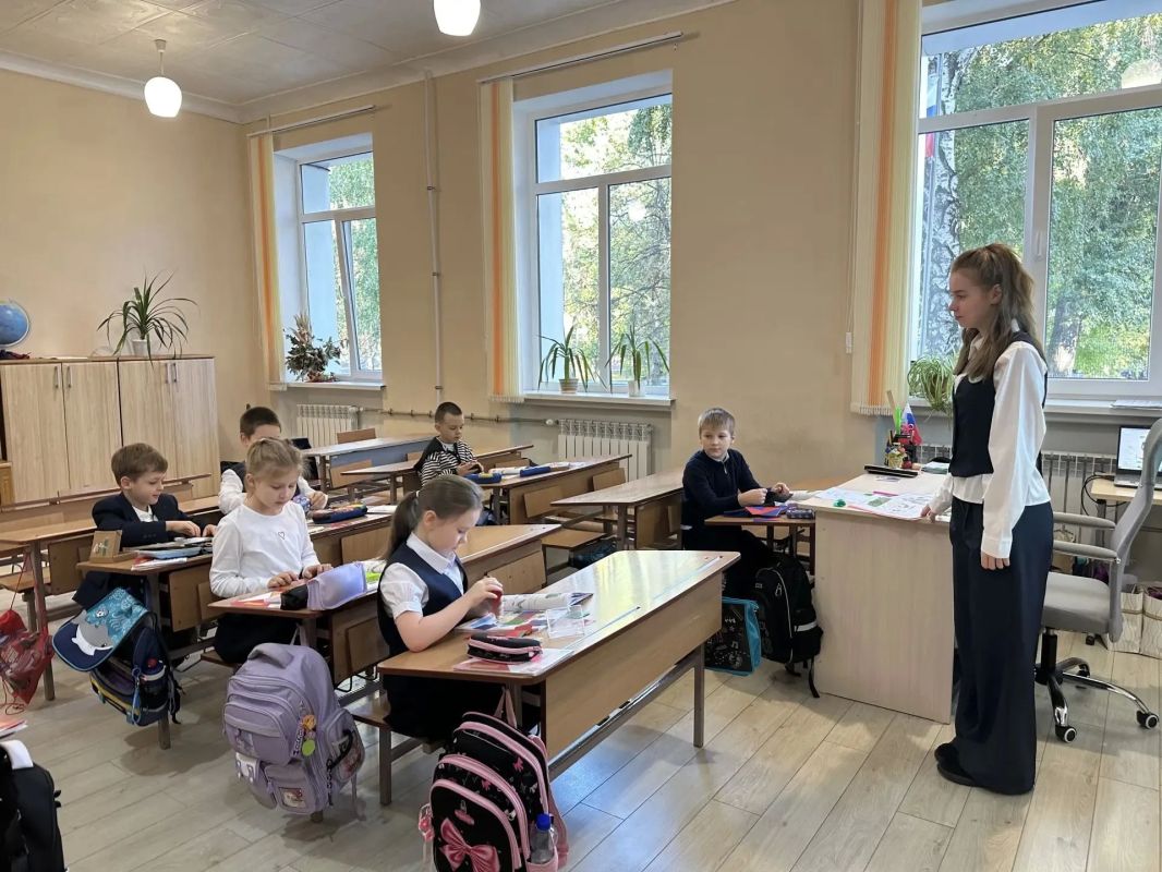 Сохранять добрые традиции, продолжать их от поколения к поколению учеников для коллектива общеобразовательной школы № 7 - одна из скреп, объединяющих учителей и учеников в одну большую дружную семью Сохранять добрые традиции, продолжать их от поколения к поколению учеников для коллектива общеобразовательной школы № 7 - одна из скреп, объединяющих учителей и учеников в одну большую дружную семью
