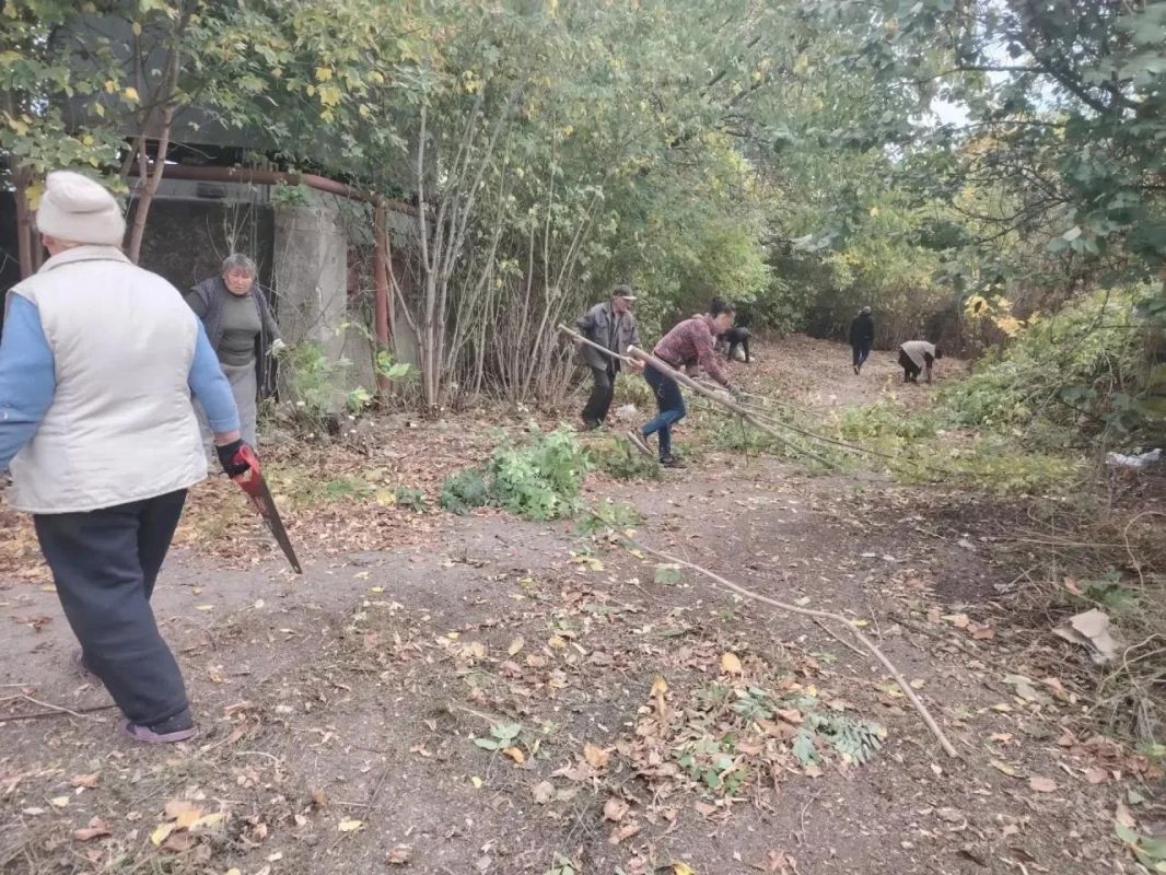 Роман Конев: Жители Центрально-Городского района Горловки вышли на уборку: в минувшие выходные силами ТОС было проведено два субботника Роман Конев: Жители Центрально-Городского района Горловки вышли на уборку: в минувшие выходные силами ТОС было проведено два субботника