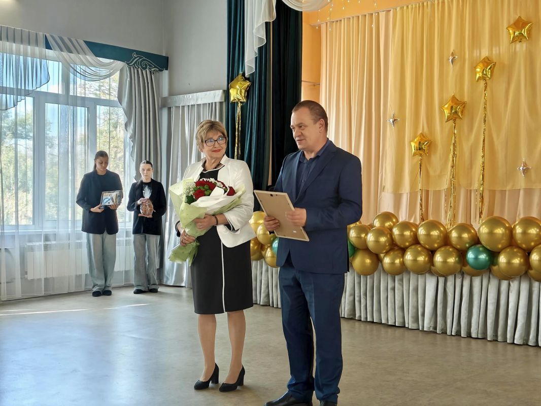 Школа №4 в Снежном отметила двойной праздник: 55-летие учреждения и День учителя Школа №4 в Снежном отметила двойной праздник: 55-летие учреждения и День учителя