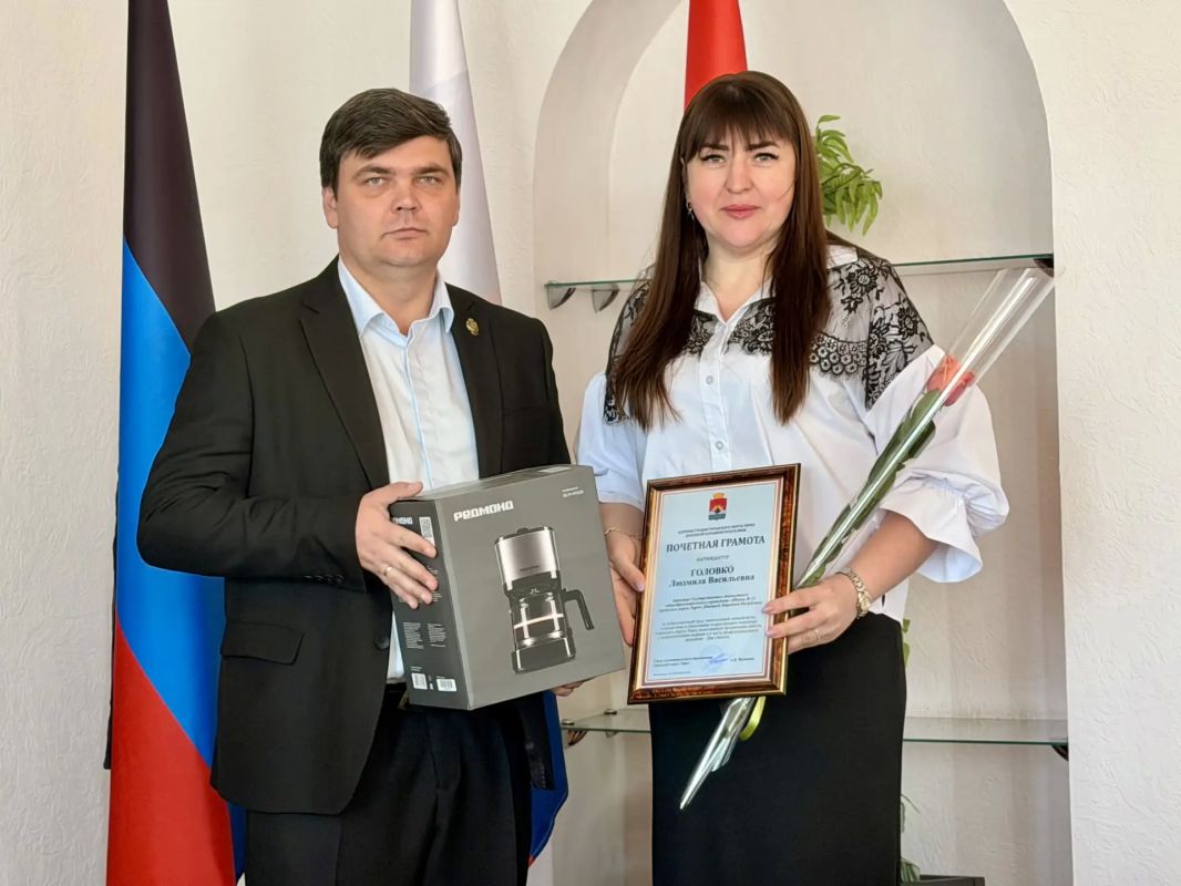 Сегодня, 5 октября, Артём Чесноков, Глава муниципального образования городского округа Торез, в День учителя поздравил работников образовательной сферы Сегодня, 5 октября, Артём Чесноков, Глава муниципального образования городского округа Торез, в День учителя поздравил работников образовательной сферы