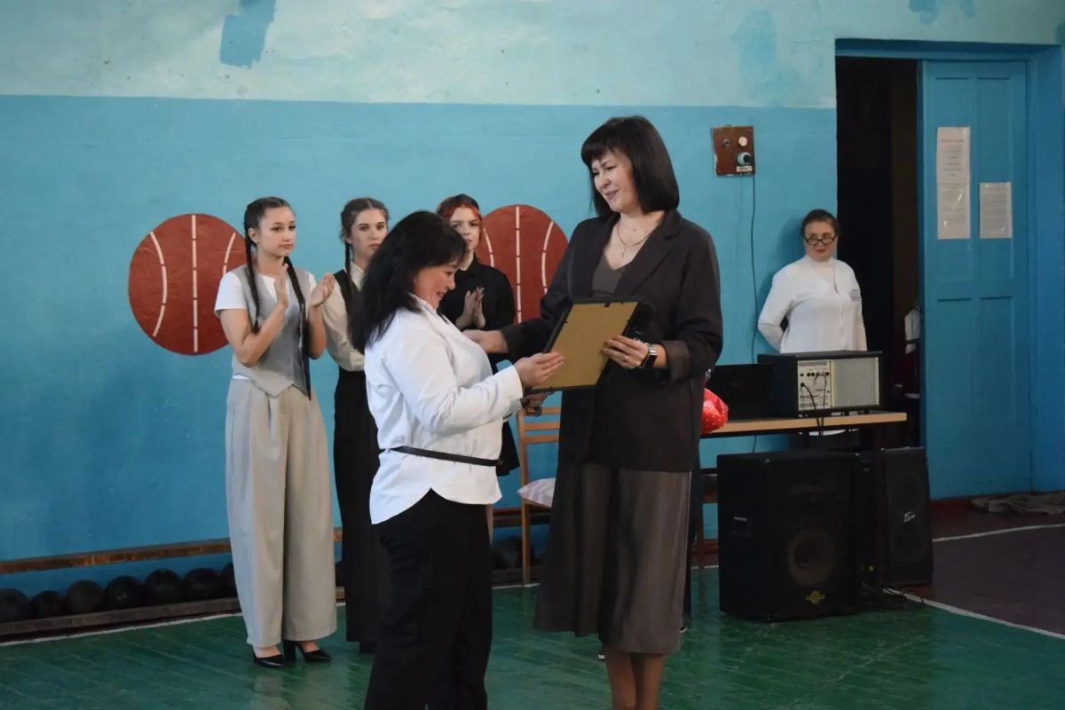 В ГБОУ «Школа № 18 г.о. Торез» прошла праздничная линейка, посвящённая Дню учителя В ГБОУ «Школа № 18 г.о. Торез» прошла праздничная линейка, посвящённая Дню учителя