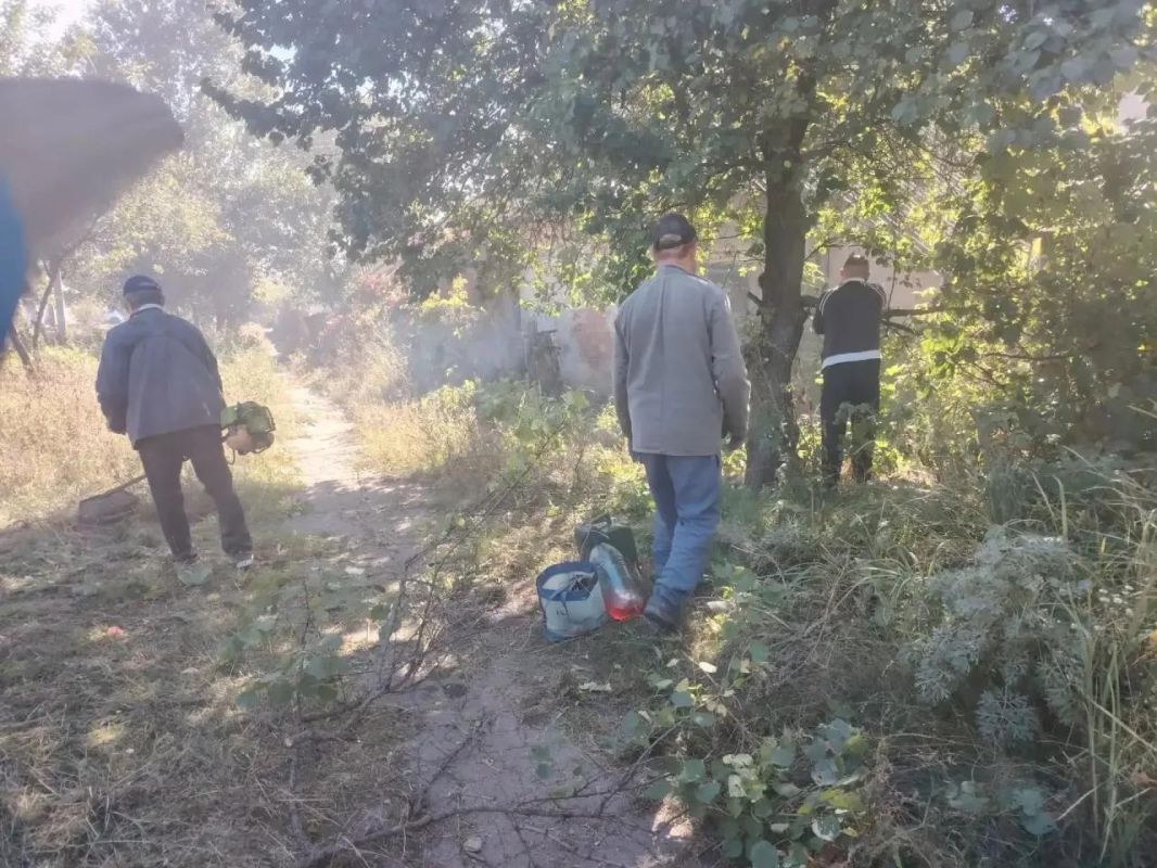 Роман Конев: Жители Центрально-Городского района Горловки вышли на уборку: в минувшие выходные силами ТОС было проведено два субботника Роман Конев: Жители Центрально-Городского района Горловки вышли на уборку: в минувшие выходные силами ТОС было проведено два субботника