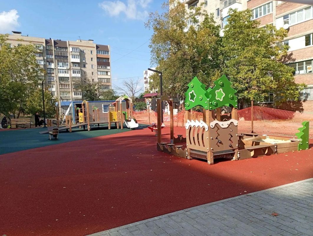 Во дворе дома № 24 в микрорайоне «Центральном» завершено строительство новой детской площадки Во дворе дома № 24 в микрорайоне «Центральном» завершено строительство новой детской площадки