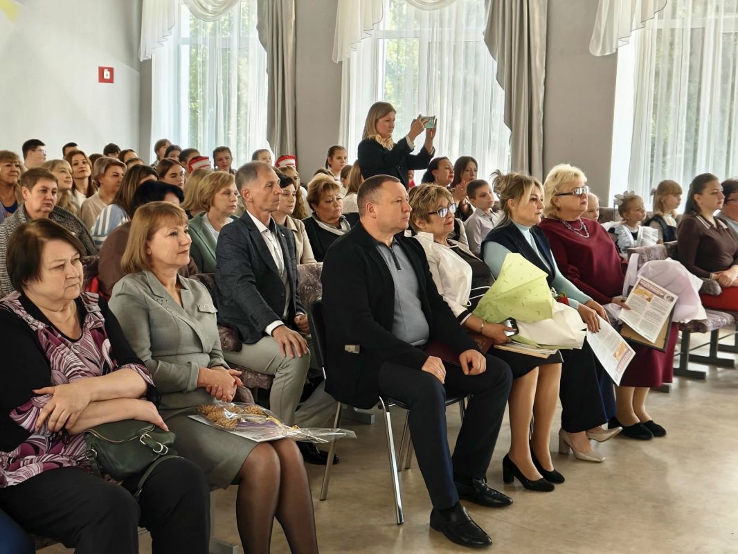 Школа №4 в Снежном отметила двойной праздник: 55-летие учреждения и День учителя