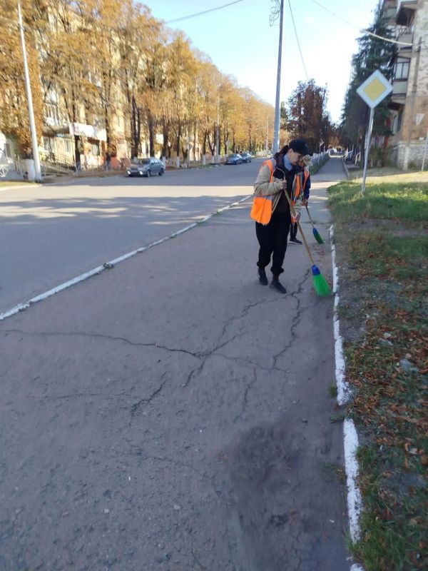 Коммунальщики Снежного продолжают благоустраивать территории общего пользования Коммунальщики Снежного продолжают благоустраивать территории общего пользования
