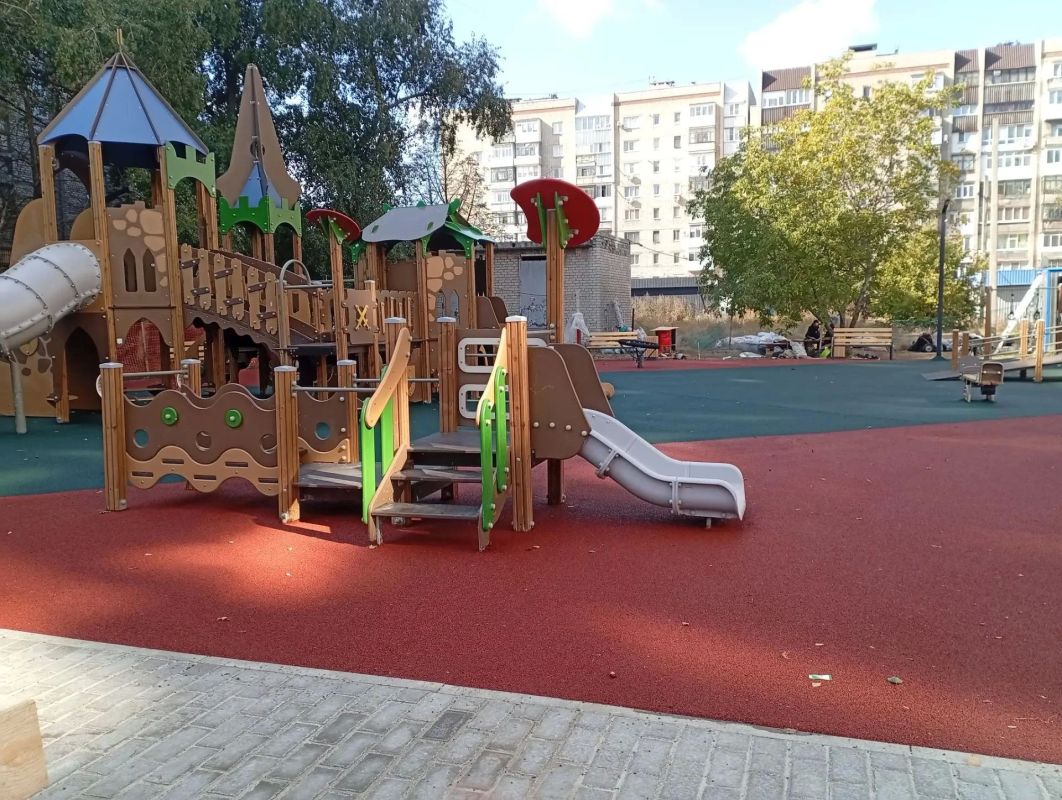 Во дворе дома № 24 в микрорайоне «Центральном» завершено строительство новой детской площадки Во дворе дома № 24 в микрорайоне «Центральном» завершено строительство новой детской площадки