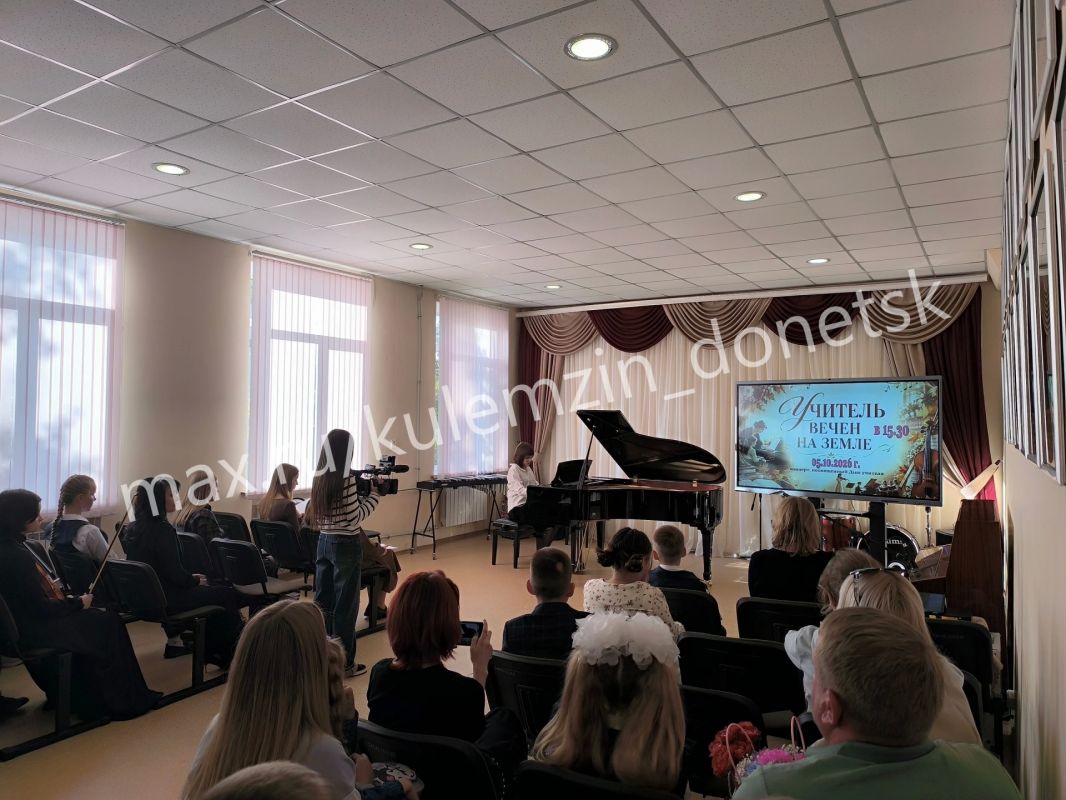 В Детской школе искусств № 4 города Донецка состоялся праздничный концерт «Учитель вечен на земле», посвящённый Дню учителя В Детской школе искусств № 4 города Донецка состоялся праздничный концерт «Учитель вечен на земле», посвящённый Дню учителя