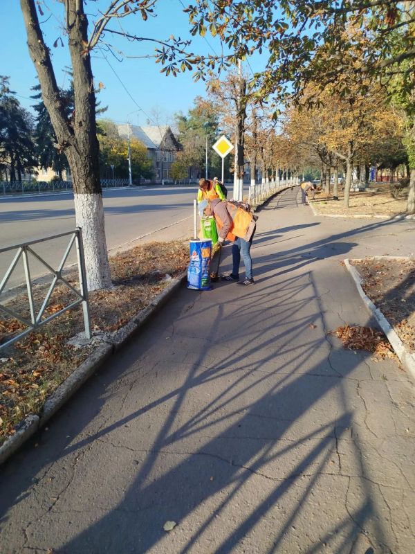 Коммунальщики Снежного продолжают благоустраивать территории общего пользования Коммунальщики Снежного продолжают благоустраивать территории общего пользования