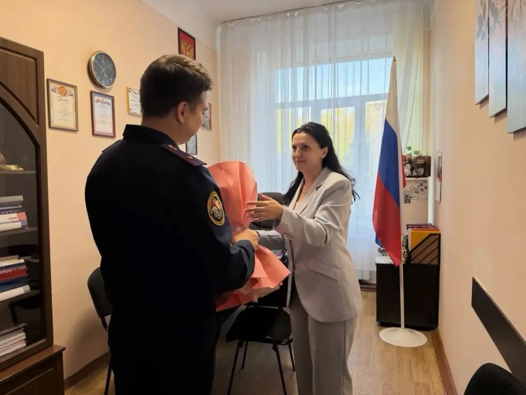 Сотрудники регионального следственного управления поздравили педагогов и руководителей учебных заведений с профессиональным праздником — Днём учителя Сотрудники регионального следственного управления поздравили педагогов и руководителей учебных заведений с профессиональным праздником — Днём учителя