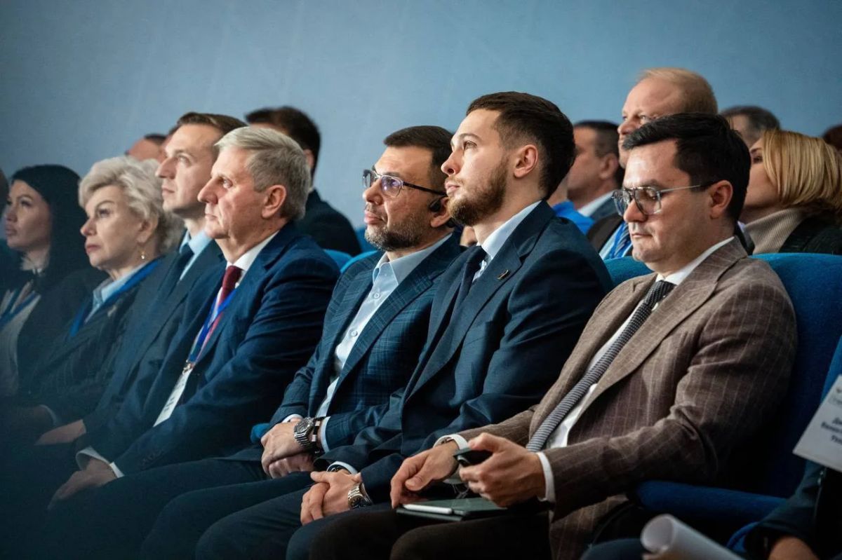 Дмитрий Ухов: На стратегической сессии по формированию Стратегии социально-экономического развития Донецкой Народной Республики до 2042 года представил направление «Цифровой регион» — отдельный и, считаю, один из базовых... Дмитрий Ухов: На стратегической сессии по формированию Стратегии социально-экономического развития Донецкой Народной Республики до 2042 года представил направление «Цифровой регион» — отдельный и, считаю, один из базовых...
