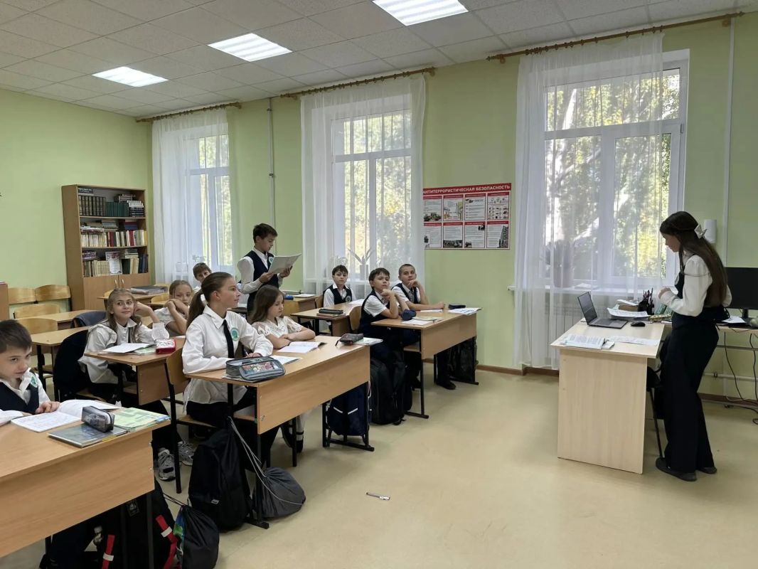 Сохранять добрые традиции, продолжать их от поколения к поколению учеников для коллектива общеобразовательной школы № 7 - одна из скреп, объединяющих учителей и учеников в одну большую дружную семью