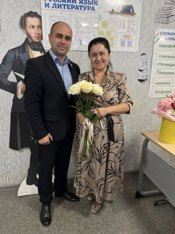Сегодня заместитель Председателя Торезского городского совета Андрей Пашков имел честь поздравить лауреата премии «Учитель года» Алексееву Светлану Евгеньевну с Днём учителя!
