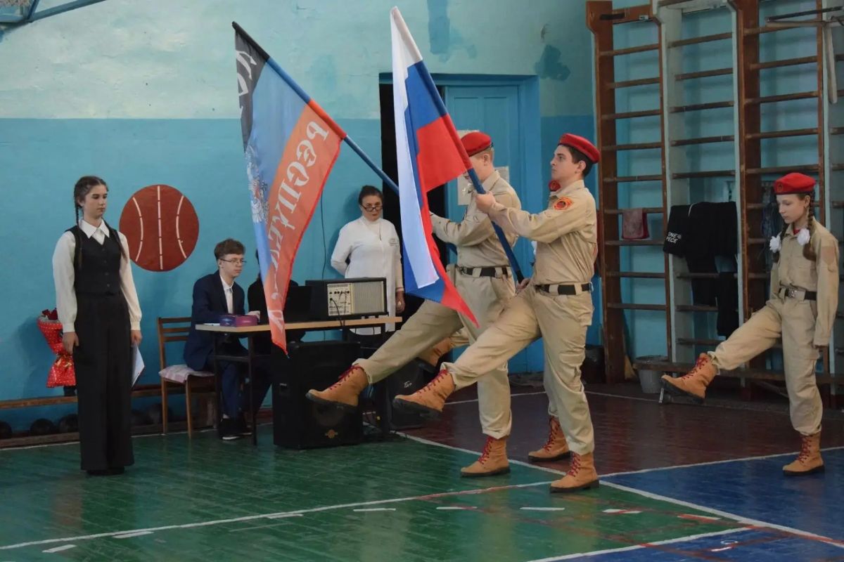 В ГБОУ «Школа № 18 г.о. Торез» прошла праздничная линейка, посвящённая Дню учителя В ГБОУ «Школа № 18 г.о. Торез» прошла праздничная линейка, посвящённая Дню учителя