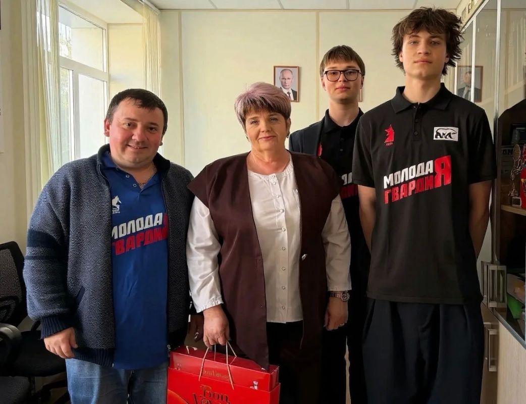 Молодёжка Тельманово поздравила педагогов с профессиональным праздником
