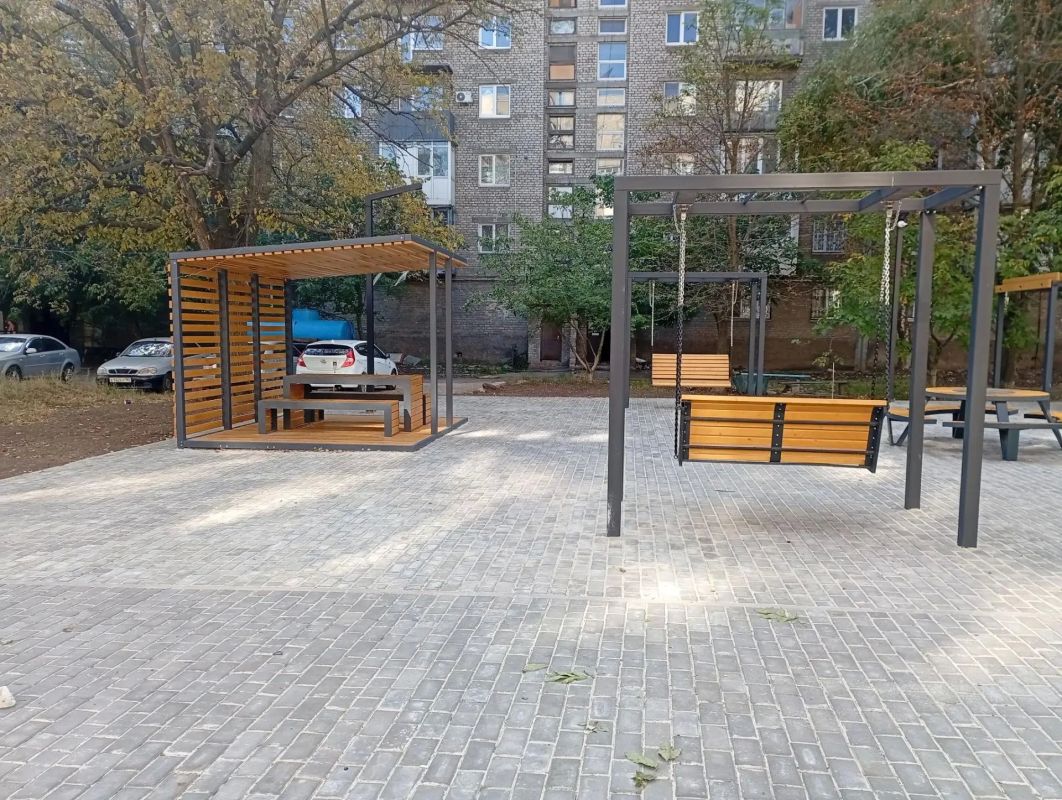 Во дворе дома № 24 в микрорайоне «Центральном» завершено строительство новой детской площадки Во дворе дома № 24 в микрорайоне «Центральном» завершено строительство новой детской площадки