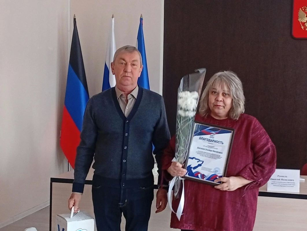 Николай Руппель: В День учителя поблагодарил за служение детям и вручил заслуженные награды начальнику отдела образования администрации округа Зинаиде Колесовой, руководителям и учителям образовательных учреждений округа Николай Руппель: В День учителя поблагодарил за служение детям и вручил заслуженные награды начальнику отдела образования администрации округа Зинаиде Колесовой, руководителям и учителям образовательных учреждений округа