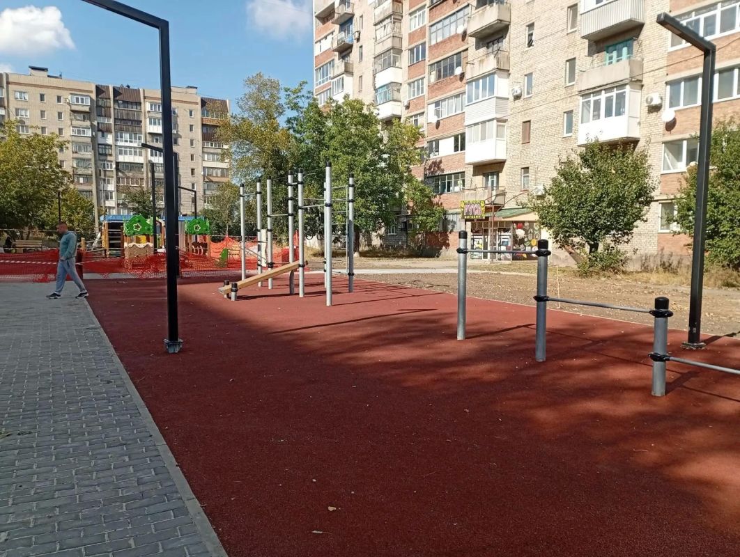 Во дворе дома № 24 в микрорайоне «Центральном» завершено строительство новой детской площадки Во дворе дома № 24 в микрорайоне «Центральном» завершено строительство новой детской площадки
