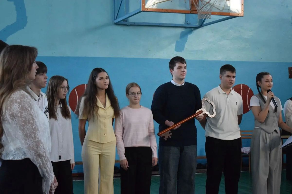 В ГБОУ «Школа № 18 г.о. Торез» прошла праздничная линейка, посвящённая Дню учителя В ГБОУ «Школа № 18 г.о. Торез» прошла праздничная линейка, посвящённая Дню учителя