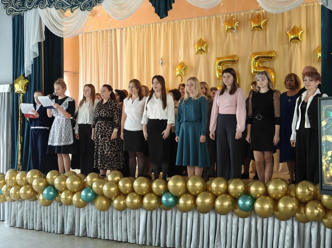 Школа №4 в Снежном отметила двойной праздник: 55-летие учреждения и День учителя Школа №4 в Снежном отметила двойной праздник: 55-летие учреждения и День учителя