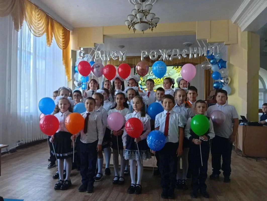 Школа Ждановки отпраздновала свой день рождения Школа Ждановки отпраздновала свой день рождения
