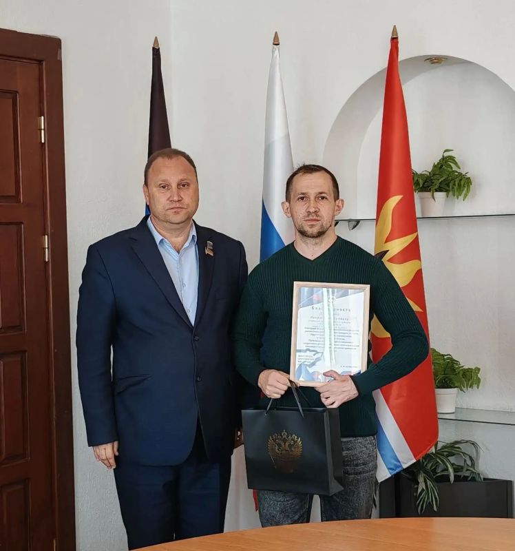 Председатель Торезского городского совета поздравил педагогов с профессиональным праздником Председатель Торезского городского совета поздравил педагогов с профессиональным праздником