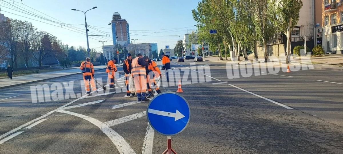 Алексей Кулемзин: Сотрудники муниципального предприятия «Дорожное ремонтно-строительное управление» ликвидируют разрушения после ночного обстрела Ворошиловского района