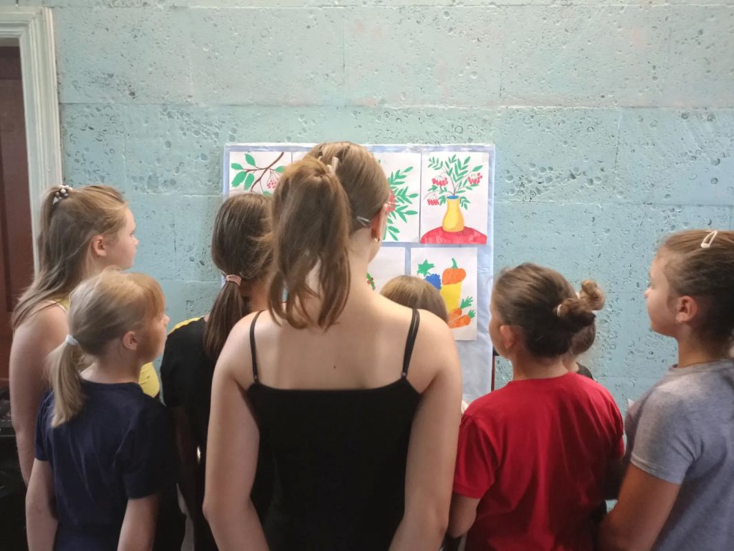 В МБУ «Клуб пгт Ясиновка г.о. Макеевка» открылась выставка рисунков «Веточка рябины любимой учительнице» В МБУ «Клуб пгт Ясиновка г.о. Макеевка» открылась выставка рисунков «Веточка рябины любимой учительнице»