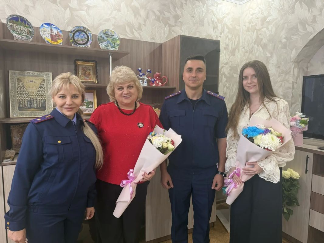 Сотрудники регионального следственного управления поздравили педагогов и руководителей учебных заведений с профессиональным праздником — Днём учителя Сотрудники регионального следственного управления поздравили педагогов и руководителей учебных заведений с профессиональным праздником — Днём учителя
