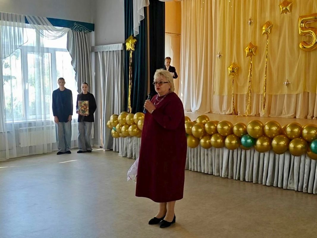 Школа №4 в Снежном отметила двойной праздник: 55-летие учреждения и День учителя Школа №4 в Снежном отметила двойной праздник: 55-летие учреждения и День учителя