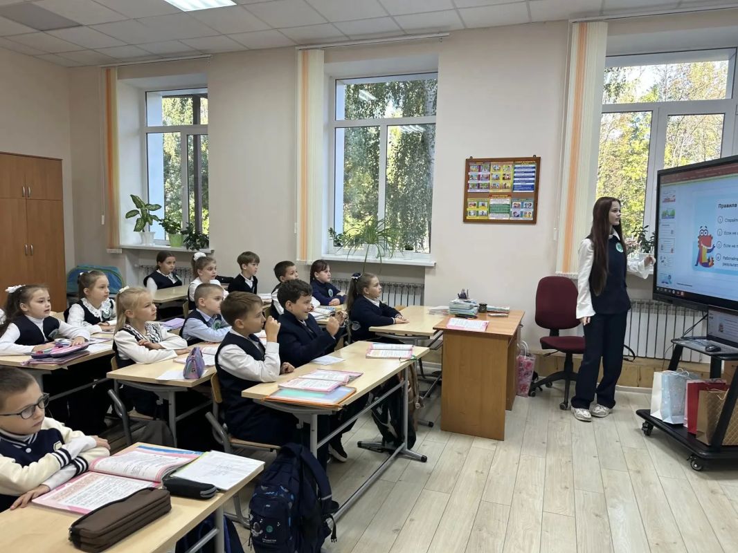 Сохранять добрые традиции, продолжать их от поколения к поколению учеников для коллектива общеобразовательной школы № 7 - одна из скреп, объединяющих учителей и учеников в одну большую дружную семью Сохранять добрые традиции, продолжать их от поколения к поколению учеников для коллектива общеобразовательной школы № 7 - одна из скреп, объединяющих учителей и учеников в одну большую дружную семью
