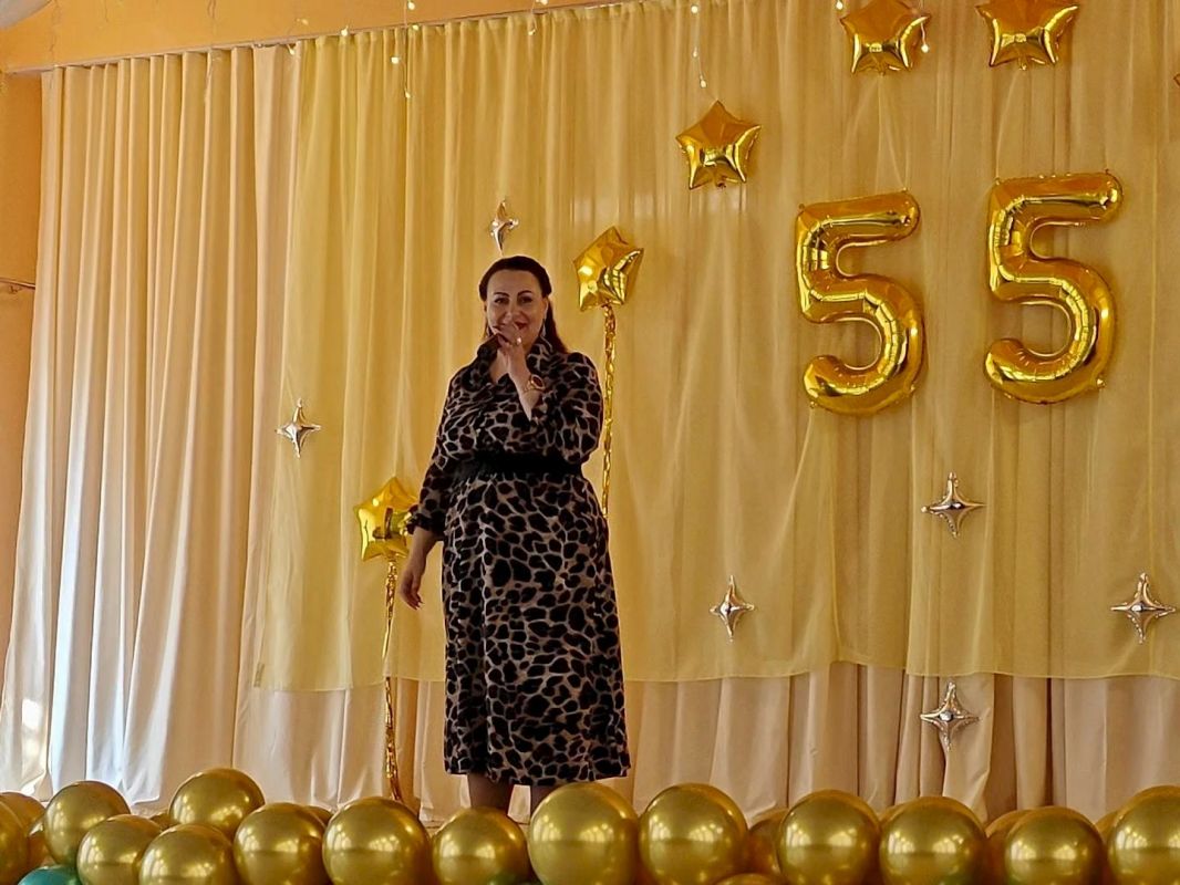 Школа №4 в Снежном отметила двойной праздник: 55-летие учреждения и День учителя Школа №4 в Снежном отметила двойной праздник: 55-летие учреждения и День учителя